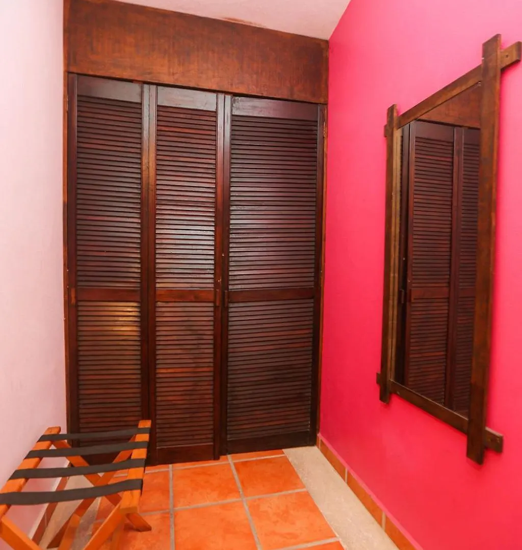 Ikaro Suites Colonial Cancún Hotel